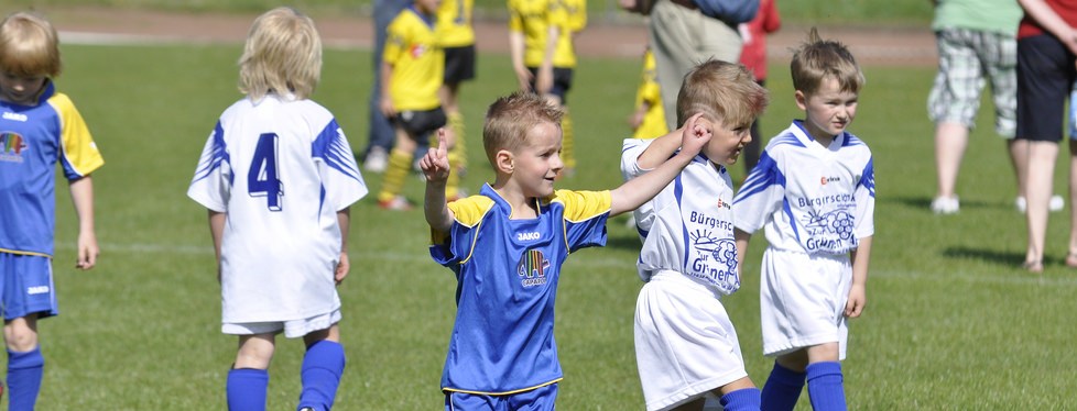 Sport tut gut und stärkt das Miteinander. Aber auch hierbei gibt es viel zu beachten. Wie Sie Ihr Kind auf dem Sportplatz schützen können, erfahren Sie bei uns. #kindermissbrauch #fühldichsicher #seikeinopfer #kinderschutz #sicherundstark #muttutgut #gefahrenerkennen #kindeswohlgefährdung #seelischegesundheit #aufklärunghilft #kinderpornographie #kinderschützen #missbrauchimsport #weilduwichtigbist #opferschutz